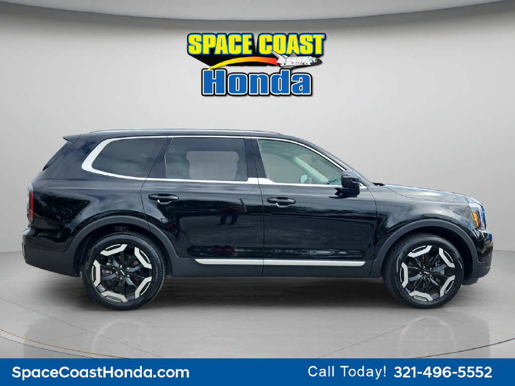 Used 2024 Kia Telluride EX w/ EX Captain's Chair Package FWD image 2