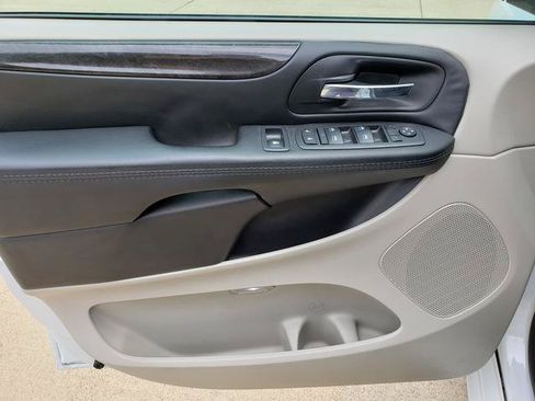 Used 2018 Dodge Grand Caravan SE w/ UConnect Hands-Free Group FWD image 11