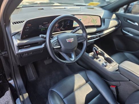 Used 2025 Cadillac XT4 Premium Luxury image 12