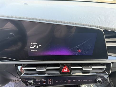 Used 2025 Kia Niro EX FWD image 17