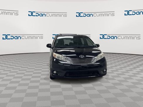 Used 2016 Toyota Sienna XLE Premium image 3