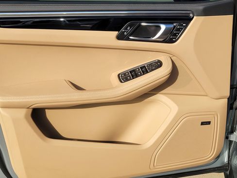 Used 2025 Porsche Macan AWD/4WD image 4