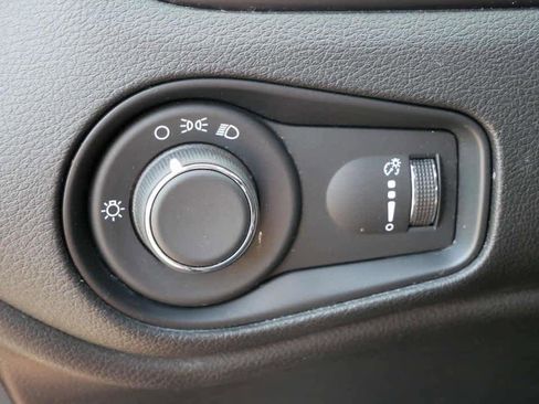 Used 2016 Jeep Renegade Sport w/ Power & Air Group image 18