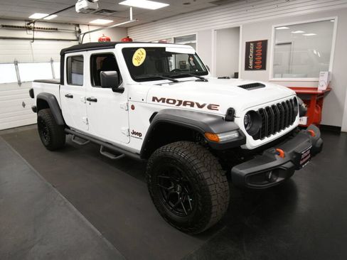 Used 2024 Jeep Gladiator Mojave w/ Technology Group AWD/4WD image 2