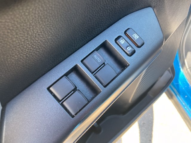 Used 2018 Toyota RAV4 LE AWD/4WD image 12