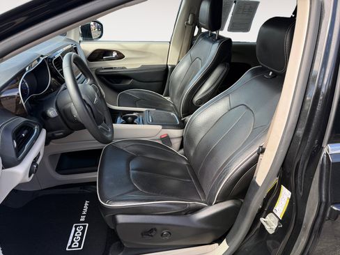 Used 2023 Chrysler Pacifica Limited image 10