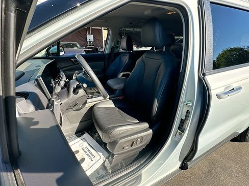 Used 2025 Kia Carnival EX image 21