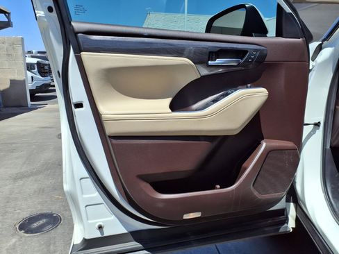 Used 2021 Toyota Highlander Platinum FWD image 20