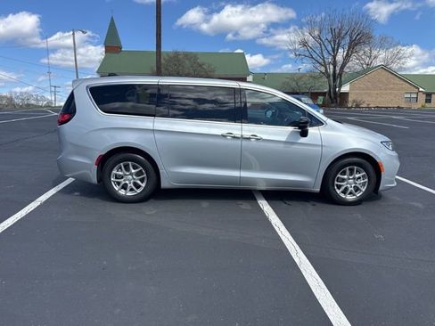 New 2026 Chrysler Pacifica Select image 8