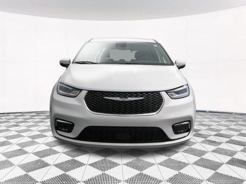 Used 2023 Chrysler Pacifica Touring-L FWD image 38