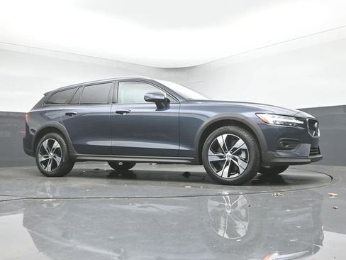 Used 2024 Volvo V60 B5 Cross Country Plus image 36