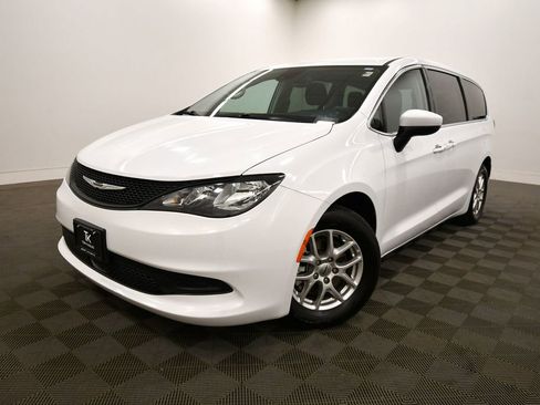 Used 2023 Chrysler Voyager LX image 2