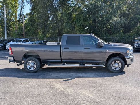 Used 2024 RAM 2500 Tradesman w/ Chrome Appearance Group AWD/4WD image 5