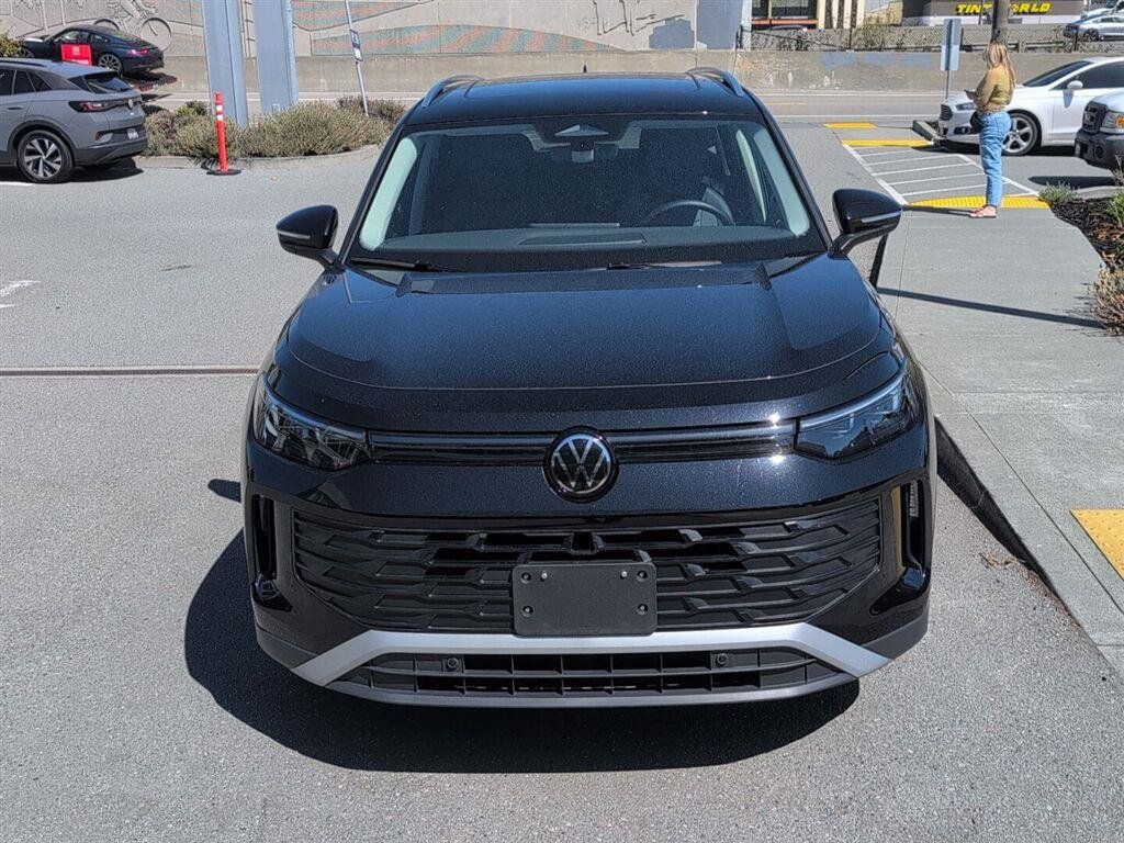 Used 2025 Volkswagen Tiguan SE w/ Panoramic Sunroof Package FWD image 3