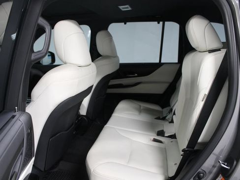 Used 2024 Lexus LX 600 4WD w/ Luxury Package image 19