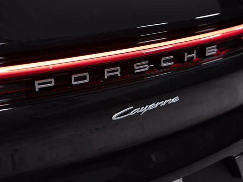 Certified 2025 Porsche Cayenne E-Hybrid AWD/4WD image 18