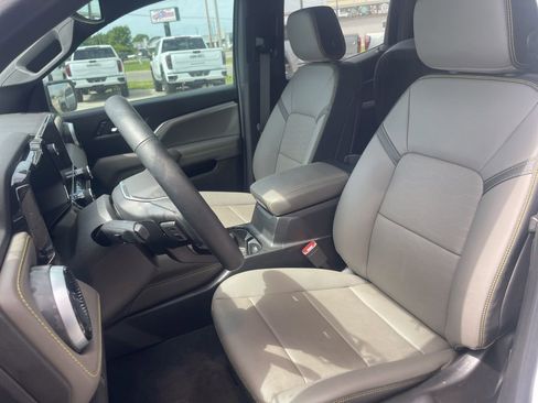 Used 2025 Chevrolet Colorado ZR2 w/ Technology Package AWD/4WD image 32