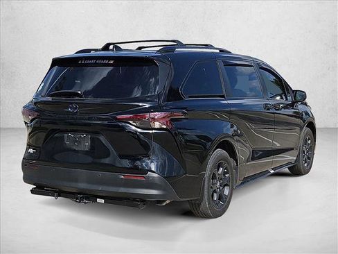 Used 2025 Toyota Sienna XLE Woodland Edition image 5