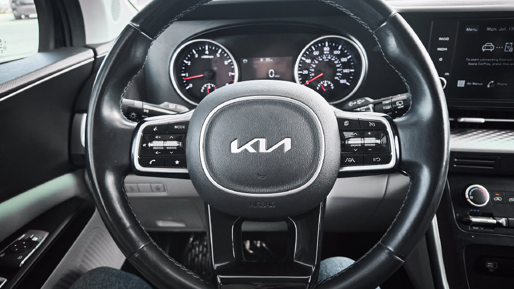 Used 2022 Kia Carnival LX FWD image 16