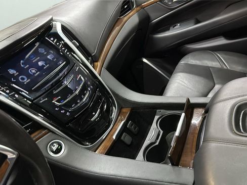 Used 2020 Cadillac Escalade Luxury image 19