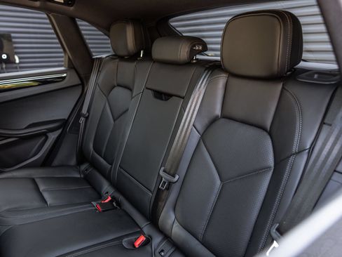 Certified 2026 Porsche Macan AWD/4WD image 17