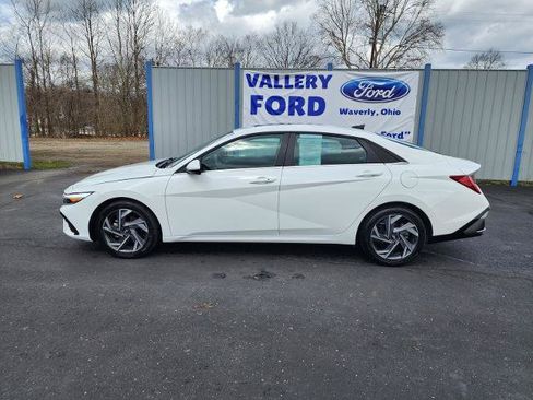 Used 2025 Hyundai Elantra SEL FWD image 2