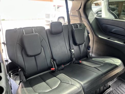 Used 2018 Chrysler Pacifica Touring-L Plus FWD image 9