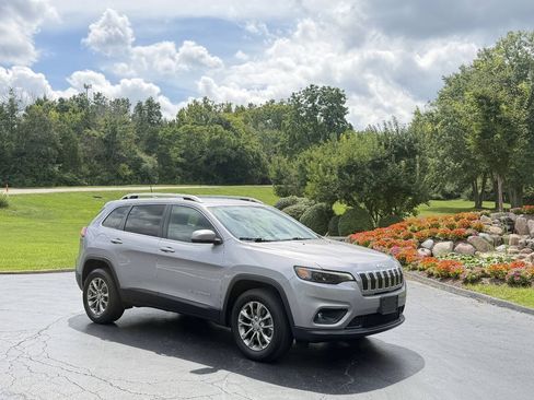 Used 2019 Jeep Cherokee Latitude Plus w/ Cold Weather Group AWD/4WD image 1