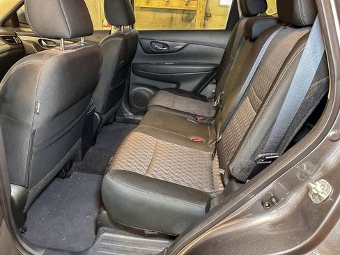 Used 2018 Nissan Rogue SV image 11