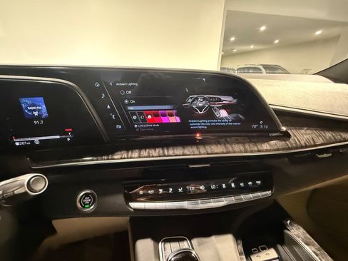 Used 2023 Cadillac Escalade Premium Luxury AWD/4WD image 26