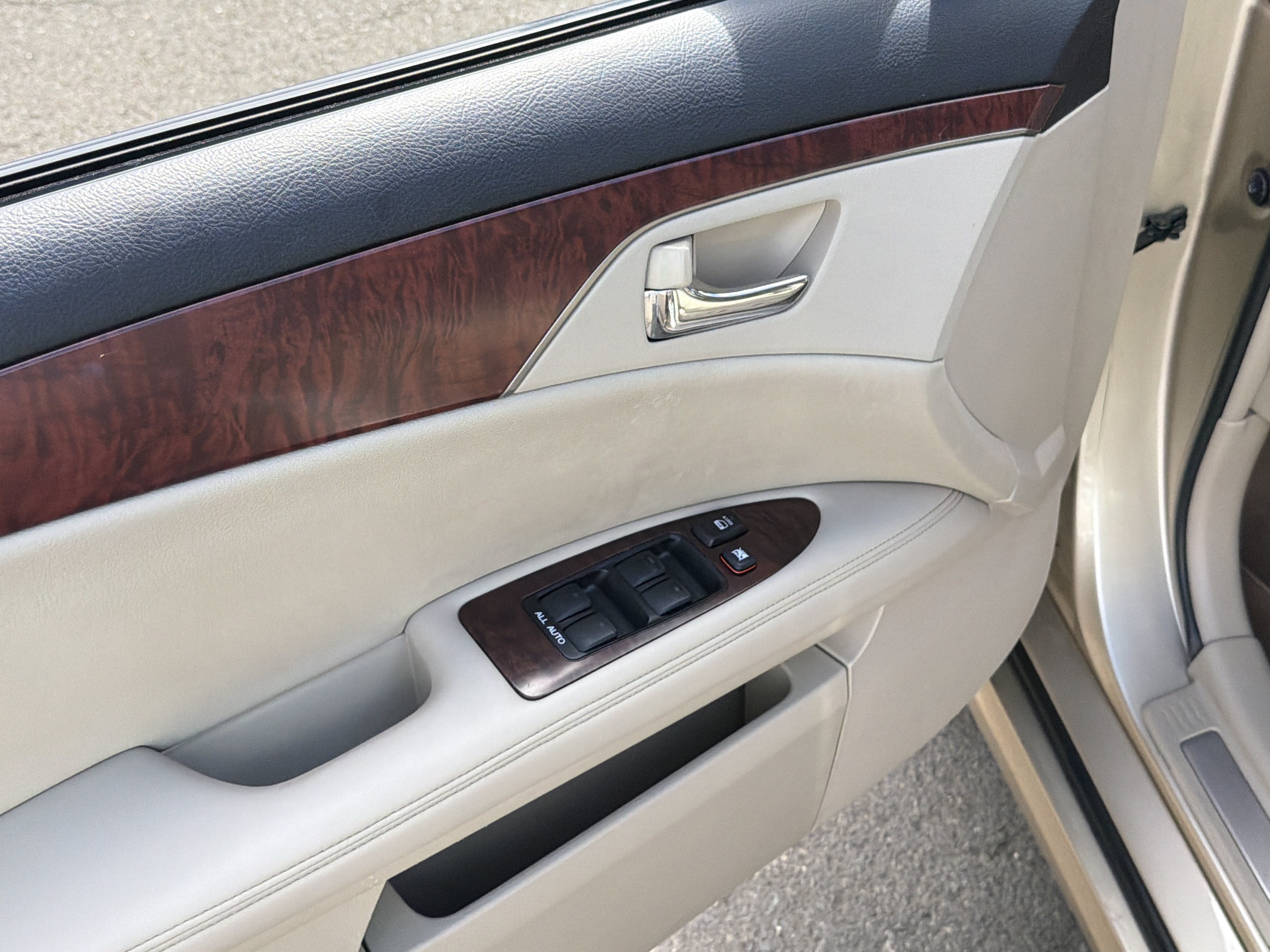 Used 2012 Toyota Avalon FWD image 11