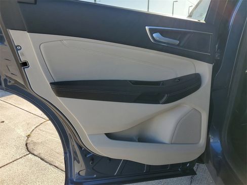 Used 2019 Ford Edge Titanium image 15