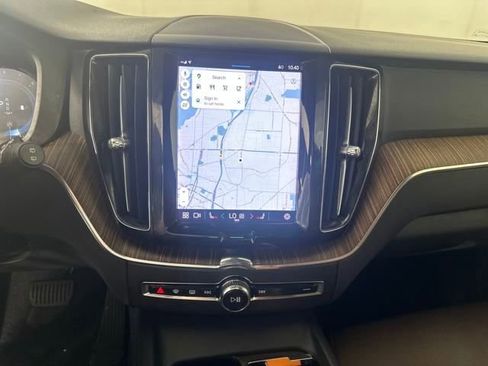 Used 2022 Volvo XC60 B5 Momentum image 22