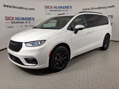Used 2023 Chrysler Pacifica Touring-L w/ S Appearance Package