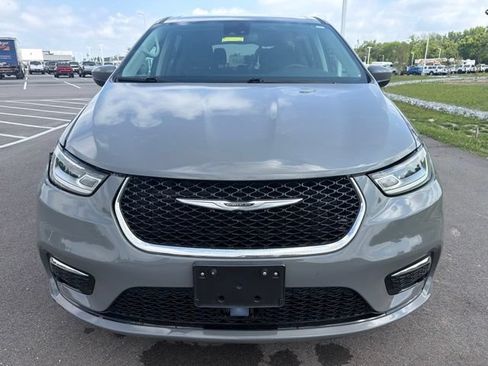 Used 2023 Chrysler Pacifica Touring-L FWD image 3