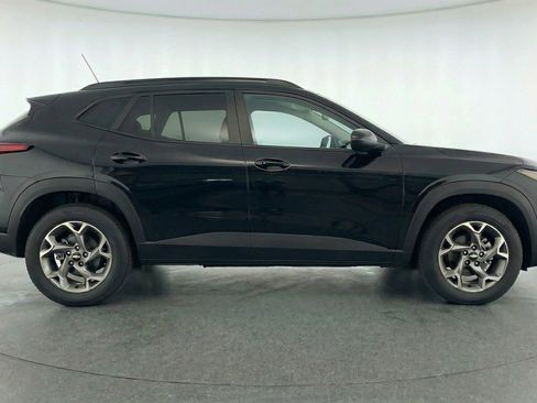Used 2025 Chevrolet Trax LT FWD image 11