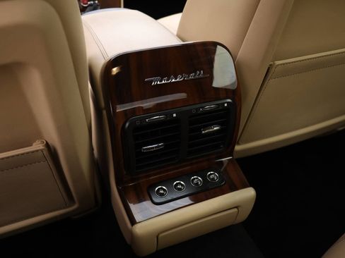 Used 2010 Maserati Quattroporte RWD image 16
