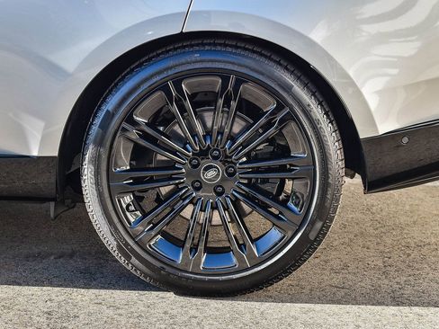 Used 2025 Land Rover Range Rover SE image 12