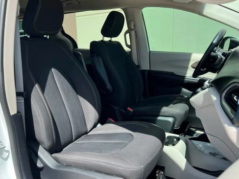 Used 2020 Chrysler Voyager L FWD image 20