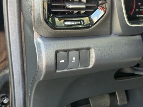 Used 2025 Honda Pilot Touring image 17