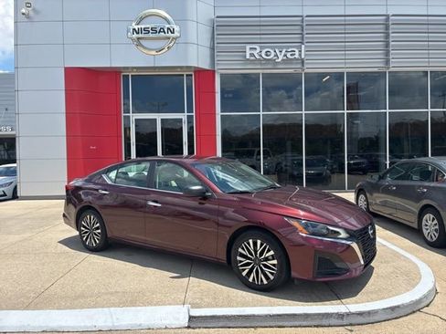 Used 2025 Nissan Altima 2.5 SV FWD image 1