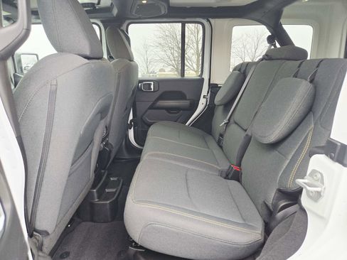 Used 2025 Jeep Wrangler Sahara image 13