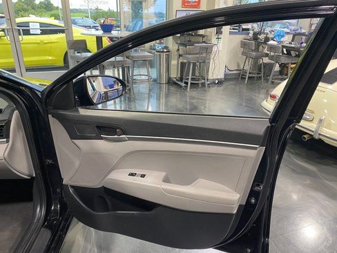 Used 2020 Hyundai Elantra SE FWD image 20