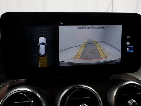 Used 2021 Mercedes-Benz GLC 300 4MATIC image 2