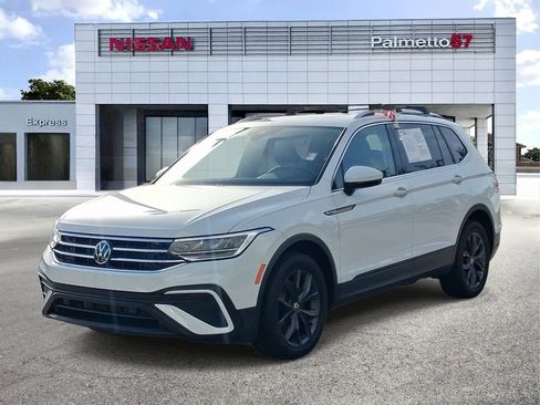 Used 2022 Volkswagen Tiguan SE w/ Panoramic Sunroof Package FWD image 3