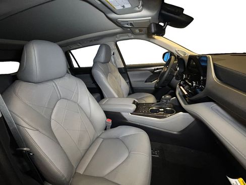 New 2026 Toyota Highlander Platinum image 15