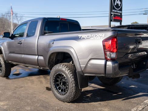 Used 2018 Toyota Tacoma TRD Sport w/ Technology Package image 4