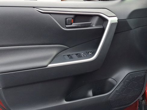 Used 2021 Toyota RAV4 SE image 13