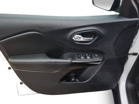 Used 2019 Jeep Cherokee Latitude Plus image 11