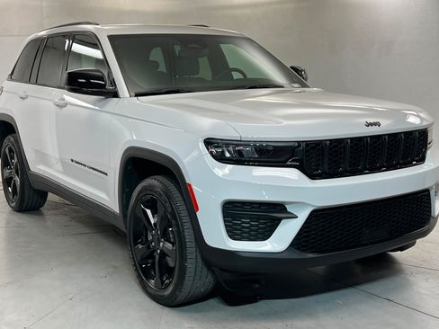 Certified 2023 Jeep Grand Cherokee Altitude AWD/4WD image 7